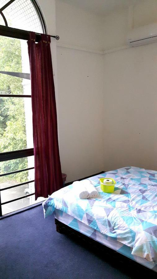 Ez Lodgings Hostel Kampong Gadong Ngoại thất bức ảnh