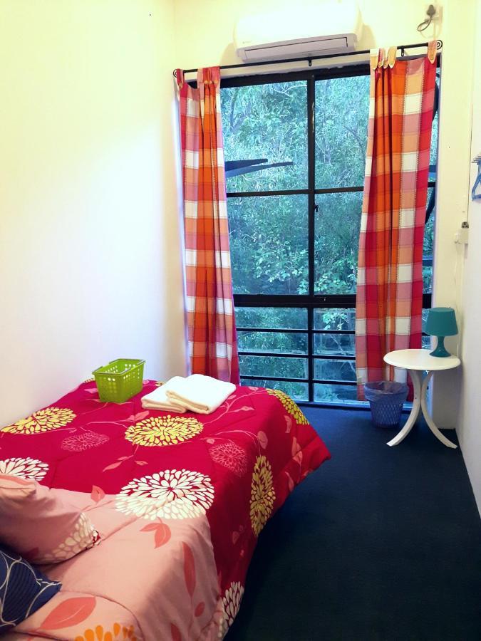 Ez Lodgings Hostel Kampong Gadong Ngoại thất bức ảnh